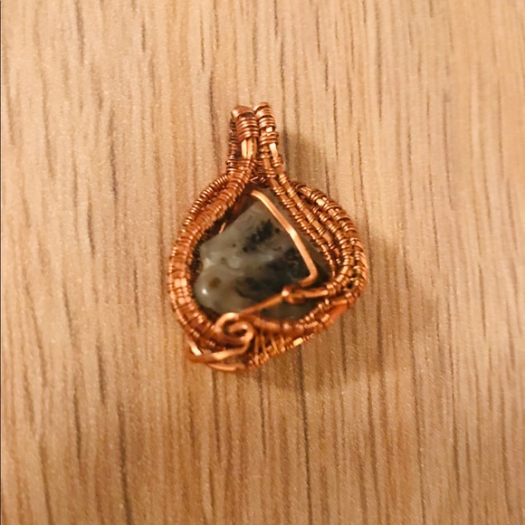 Handmade green stone set in rose gold pendant - Picture 6 of 7